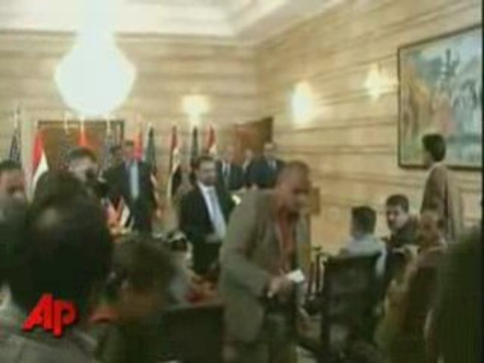 Bush mit Schuh beworfen