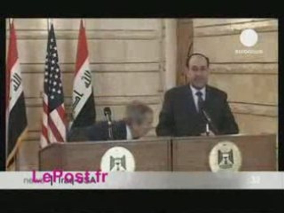 Choc,regardez Bush qui evite un lancer de chaussures!!!