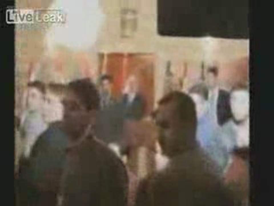 Journaliste irakien lance ces chaussures sur bush