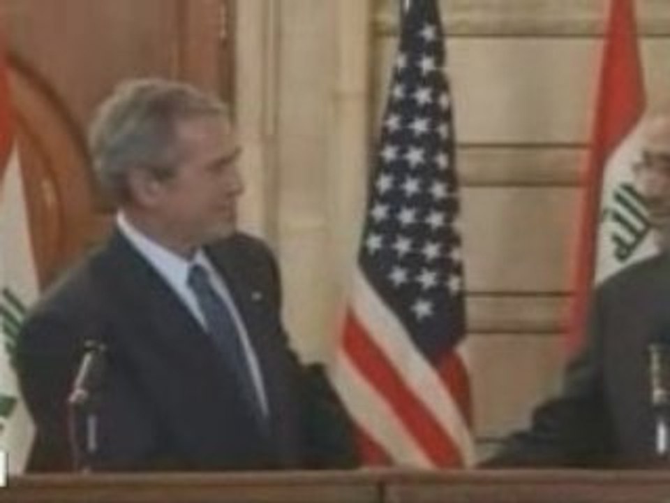 Shoes thrown at Bush on Iraq trip