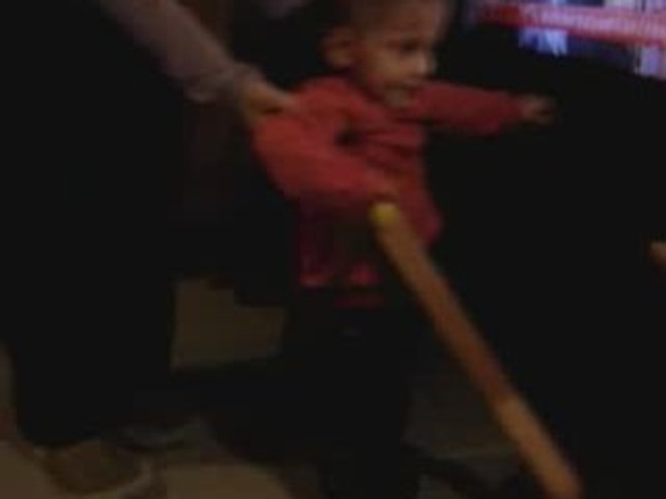 Mathilde marche avec son jouet ikea