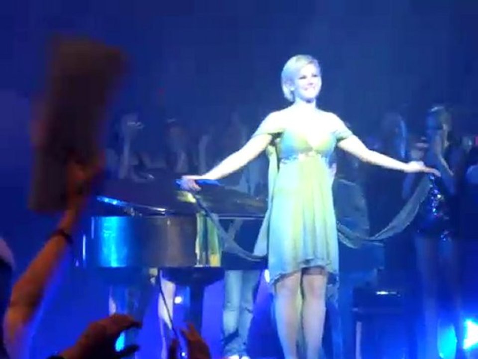 Concert Lorie Marseille. LE TOUR 2LOR. Final avec le public.