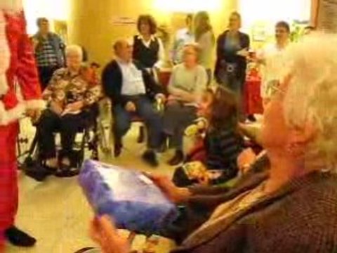 Noël Orpéa les Noues distibution des cadeaux