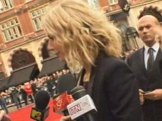 Gwyneth Paltrow take London Underground