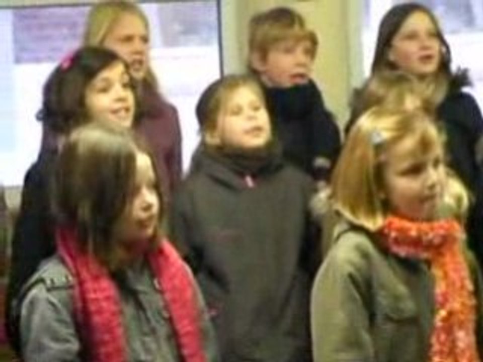 les petits chanteurs de Somain chantent le rock du père Noël