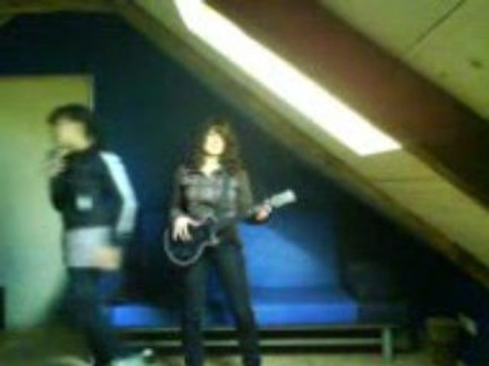 Dina et jeanne a la guitare héro