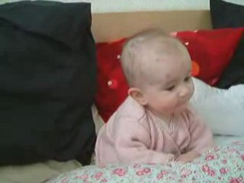 Petite Loulou arrive à s'asseoir