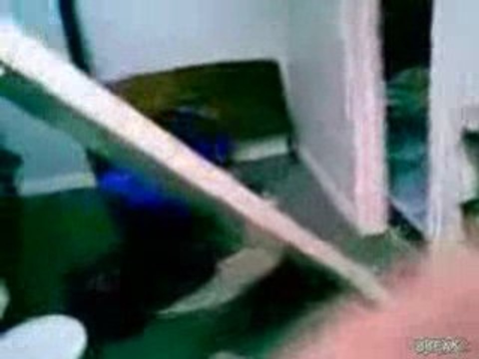Régis se prend une porte
