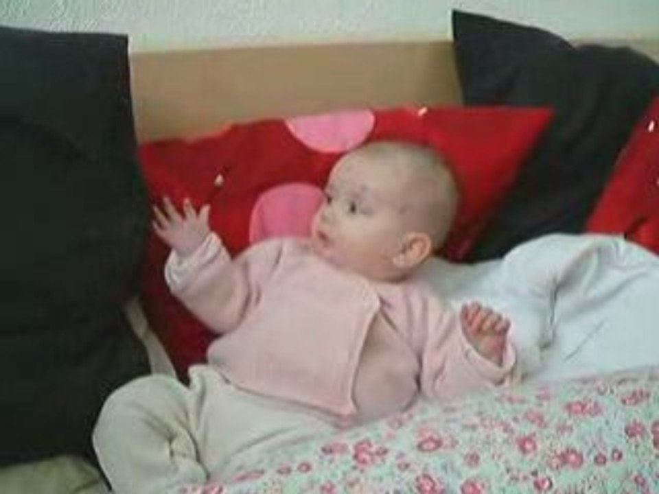 Petite Loulou arrive presque à s'asseoir