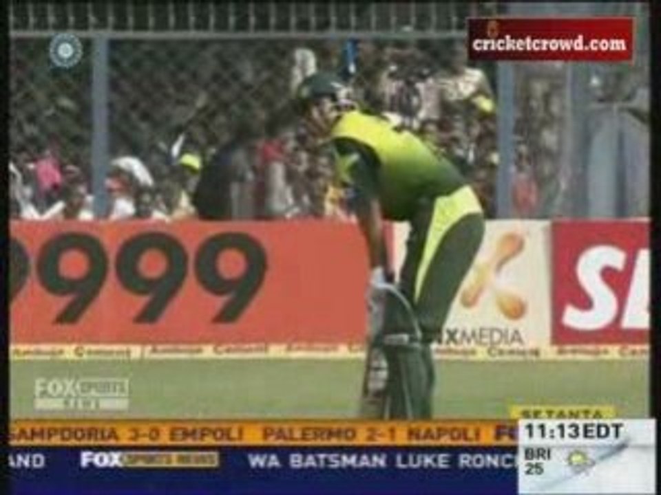 Ind-Pak-3ODI-07_to_DivX_clip0