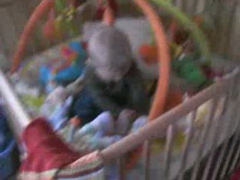 Esteban tient assis tout seul