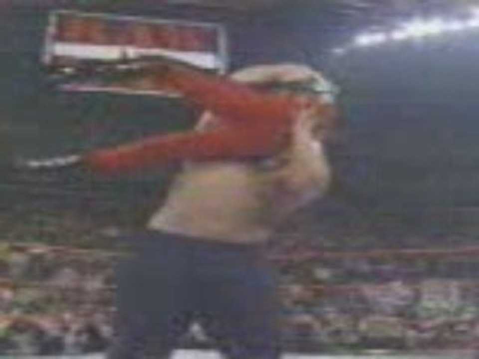 WWE -Big Show chokeslams Kane BIG TIME!!!