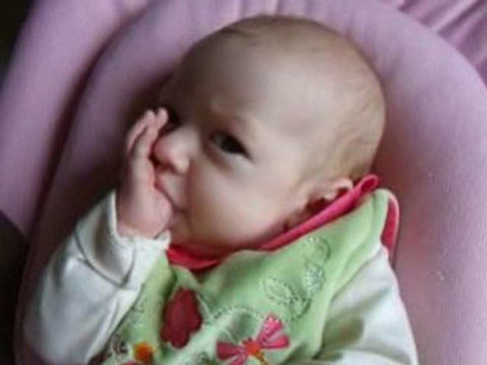 juliette a trouvé son pouce !