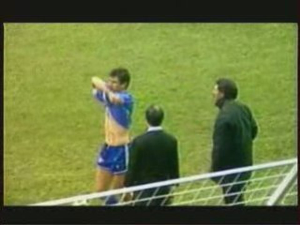 Eric Cantona jette son maillot