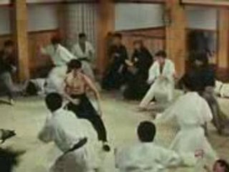 BRUCE LEE DANS L'ECOLE JAPONAISE