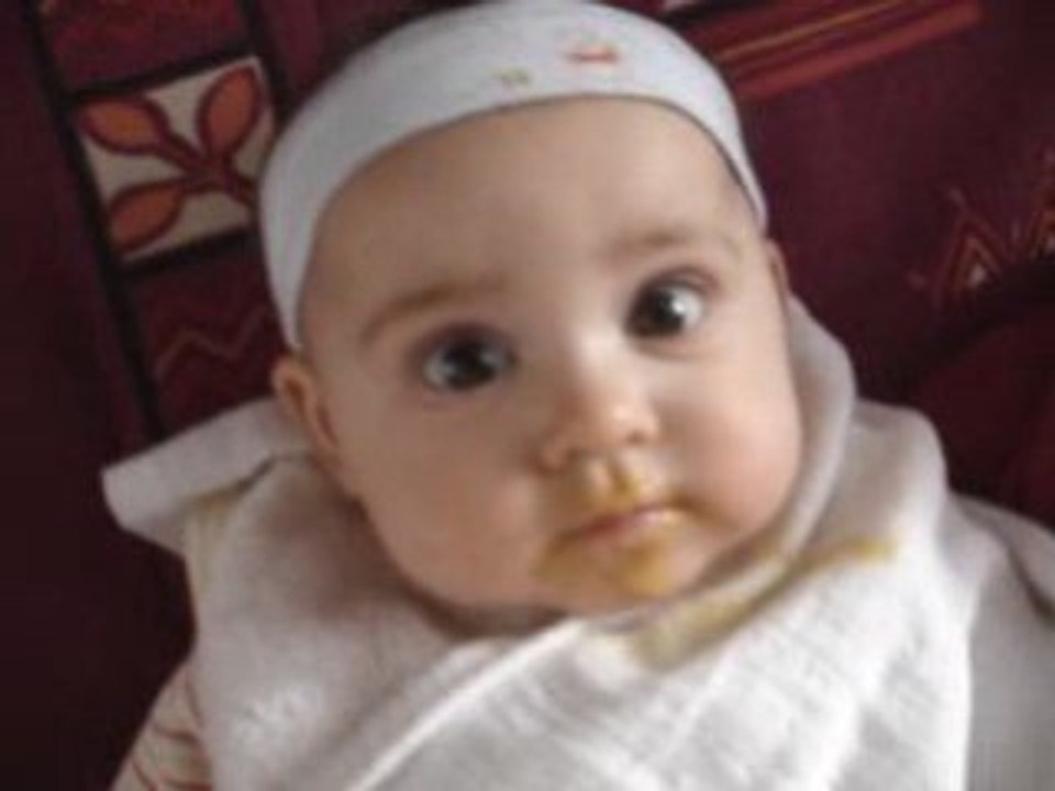 Abbygaëlle mange à la cuillère