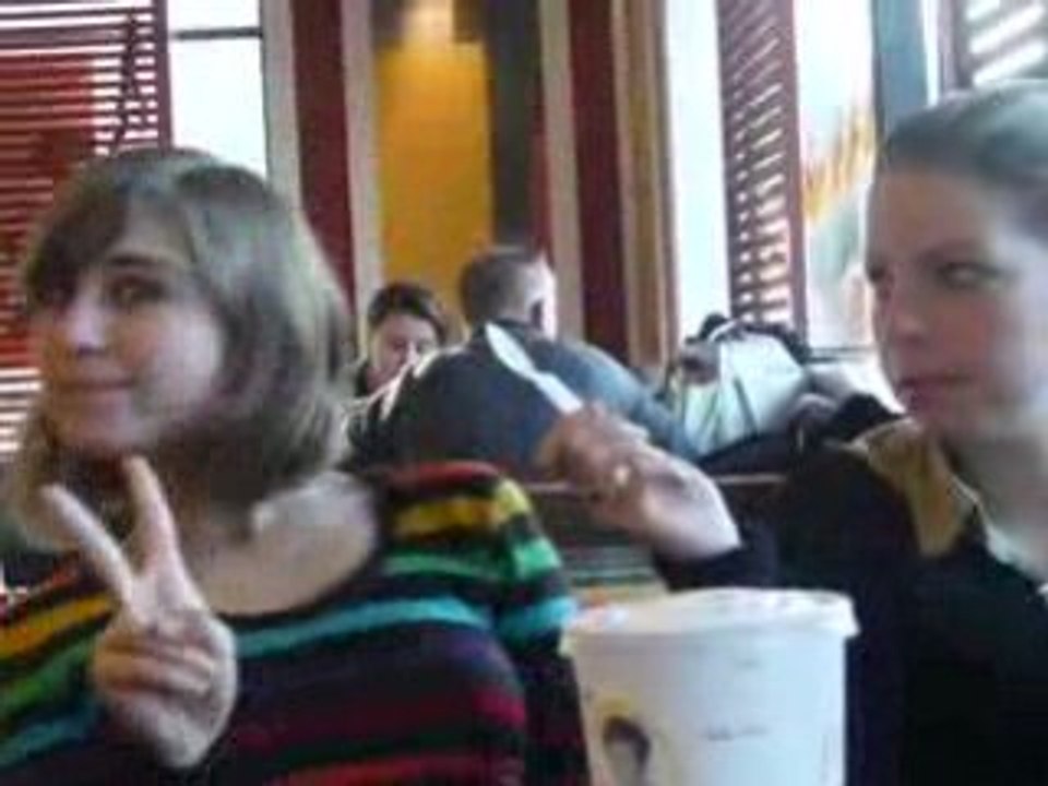 Léa & Camille au Mc Do.