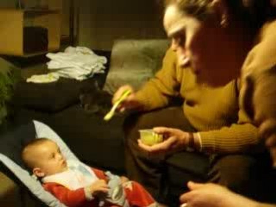 Papy donne à manger