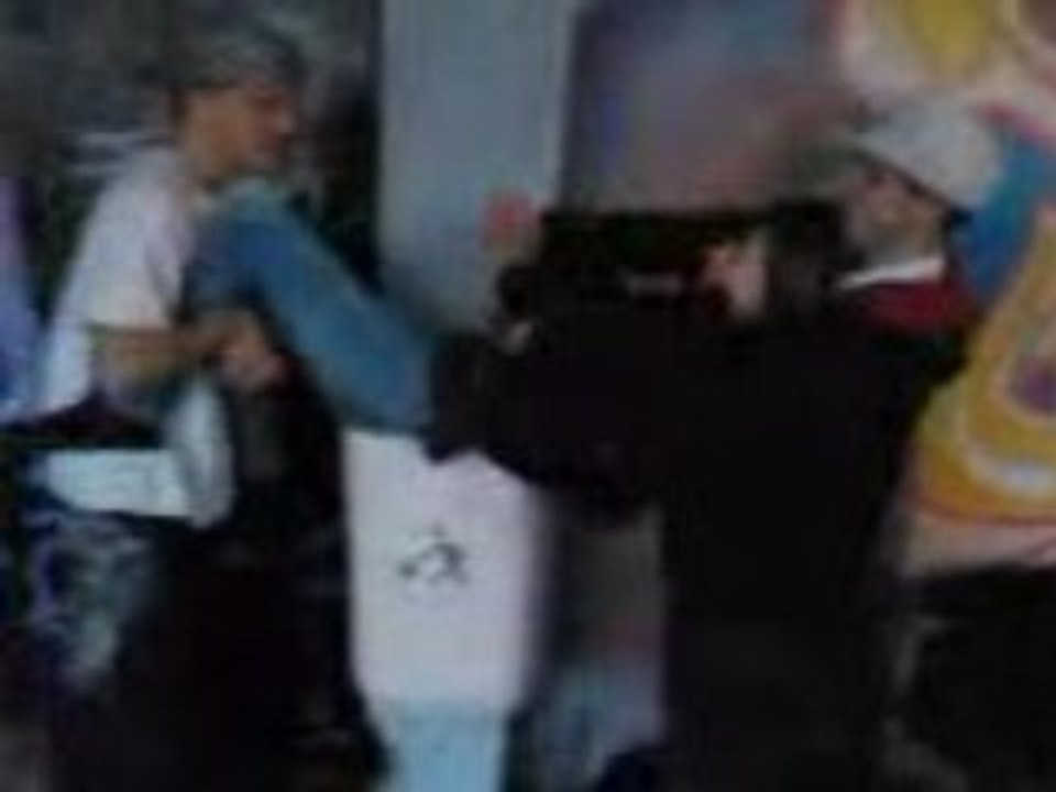 On me met dans une poubelle =O