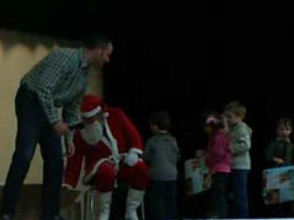 Sarah reçoit son cadeau du père Noel