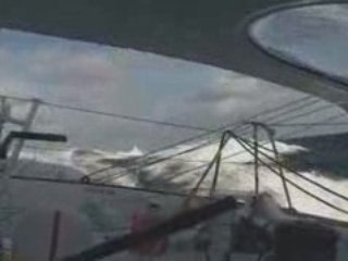 Desjoyeaux, sur Foncia, remercie la marine australienne