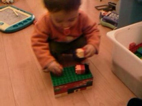 Max joue aux cubes