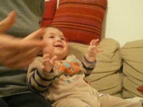 choupinette et ses premiers fous rires (2/2)