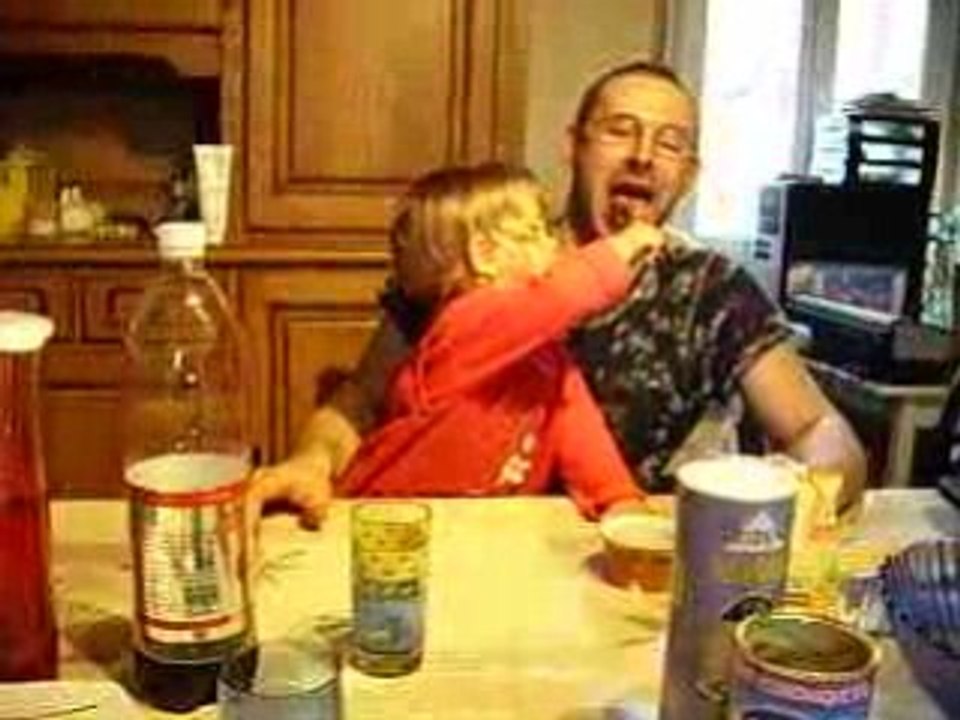 Céleste donne à manger à papa
