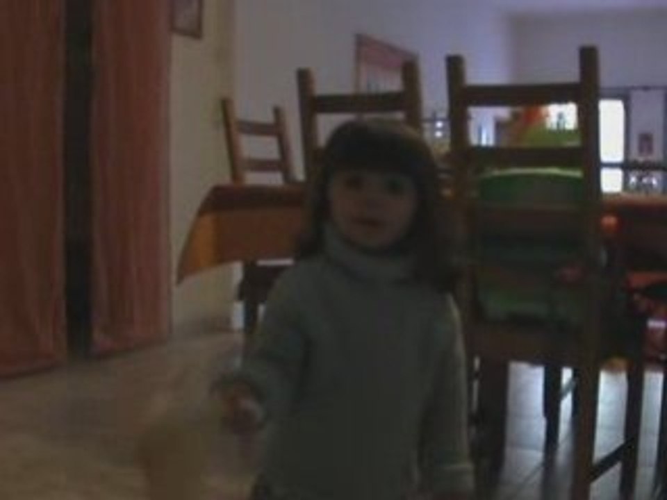 Elena 26 mois qui danse