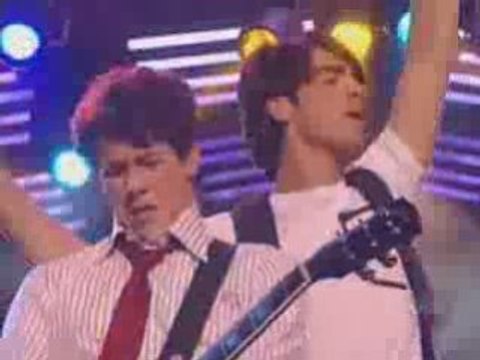 Jonas Brothers performing BB Good Live 11-25-2008