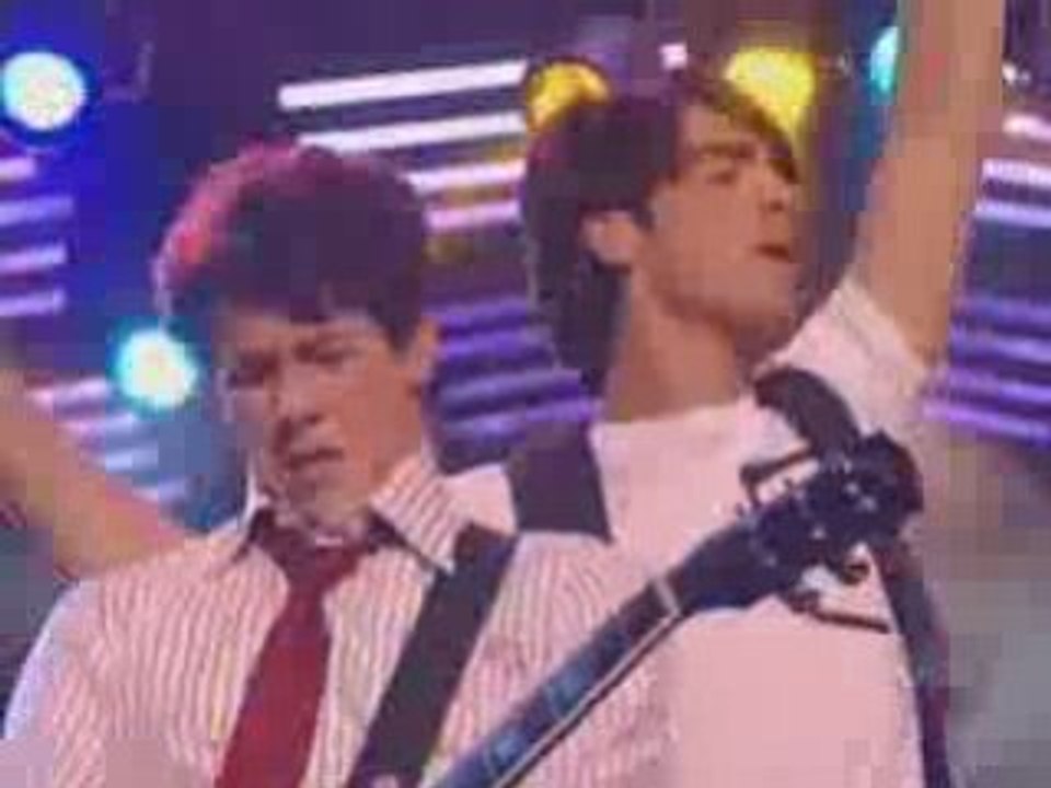 Jonas Brothers performing BB Good Live 11-25-2008