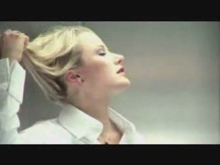 Une Blonde & un gars dans un ascenceur