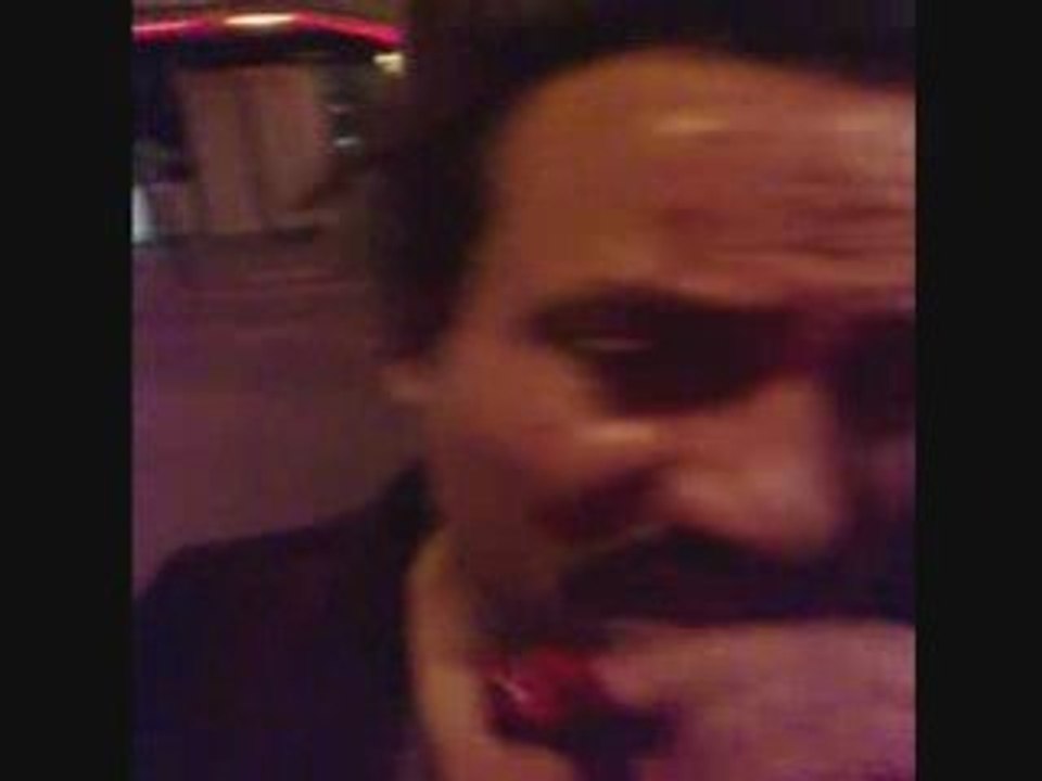 Un fou qui chante dans la rue (trop MDR!!)