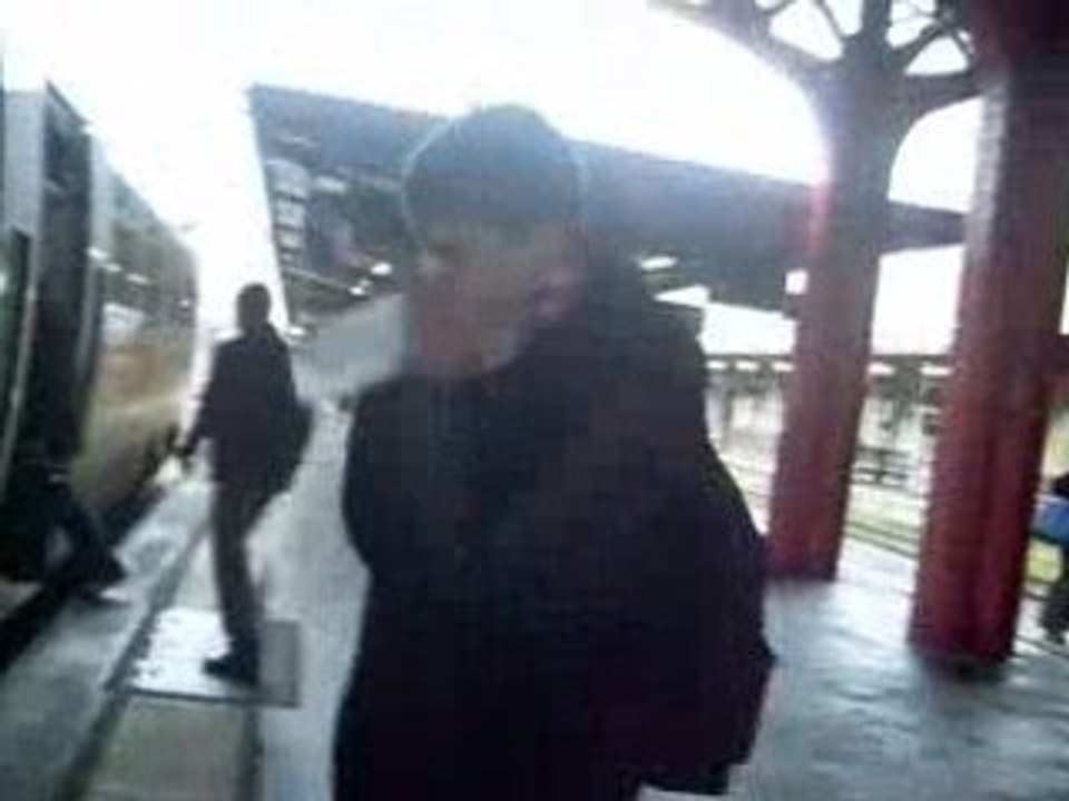Sur le quai . Le granD Départ de Julien =)