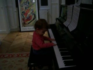 Laura chez linel le 22 decembre 008 au piano