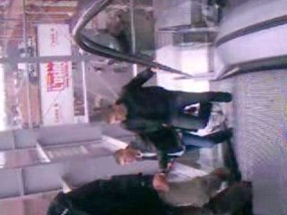 Grand frere dans les escalators :)