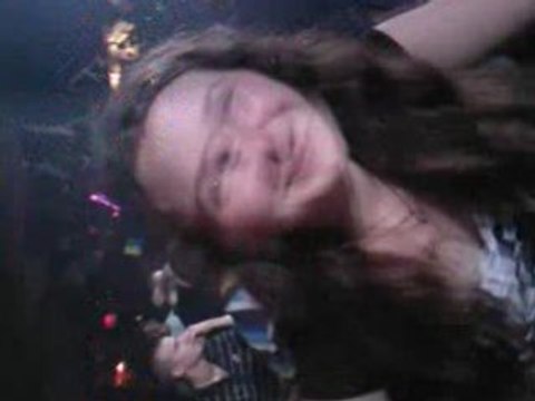 Cindy en train de danser sur un Tabouret