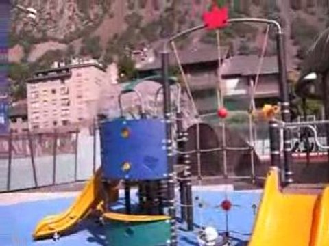 ESTEBAN PEREZ FAIT DU TOBOGGAN A ANDORRE LA VIEILLE