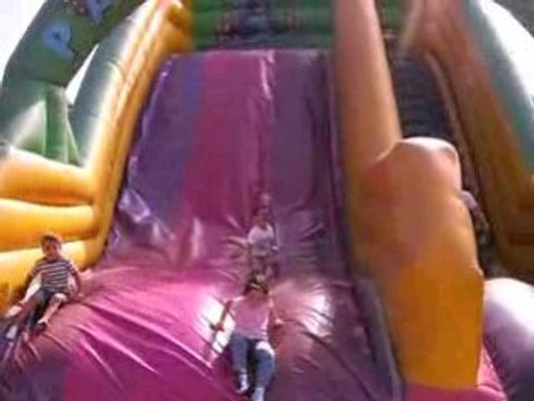 ESTEBAN PEREZ DANS LE CHATEAU GONFLABLE