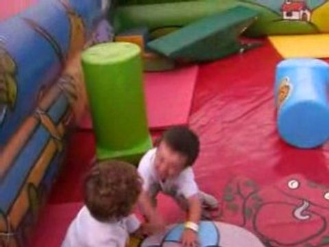 ESTEBAN ET JULIAN PEREZ DANS LES JEUX GONFLABLES