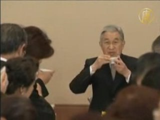 Японский император думает о кризисе даже в день рождения