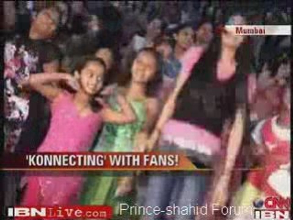 Shahid Kapoor with fan IBNLive (Kismat Konnection)