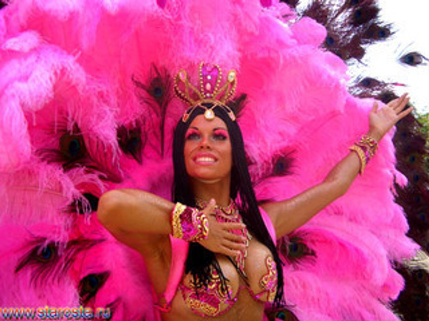 ⁣Brazilian Tropicana Carnaval Show