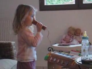 Lola chante petit papa noel 25.12.08