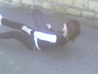 et bam el se pète la gueule la pigeonne