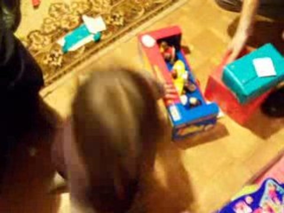 maimiti ouvre ses cadeaux de noel 4