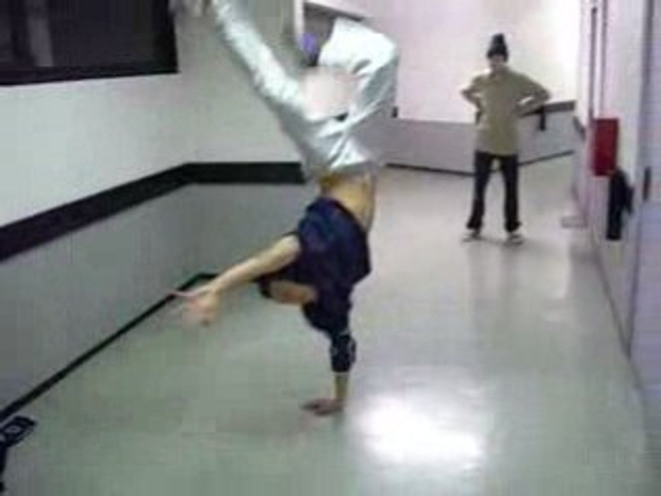 Bboy miyagi (saut une main)