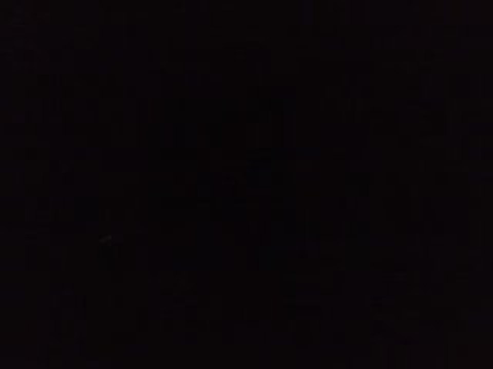 Nedim och jag kastar sten på isen