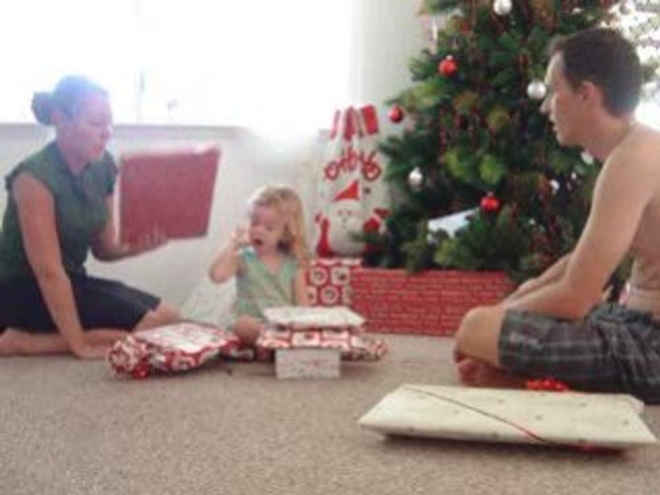 Charline ouvre ses cadeaux de noël