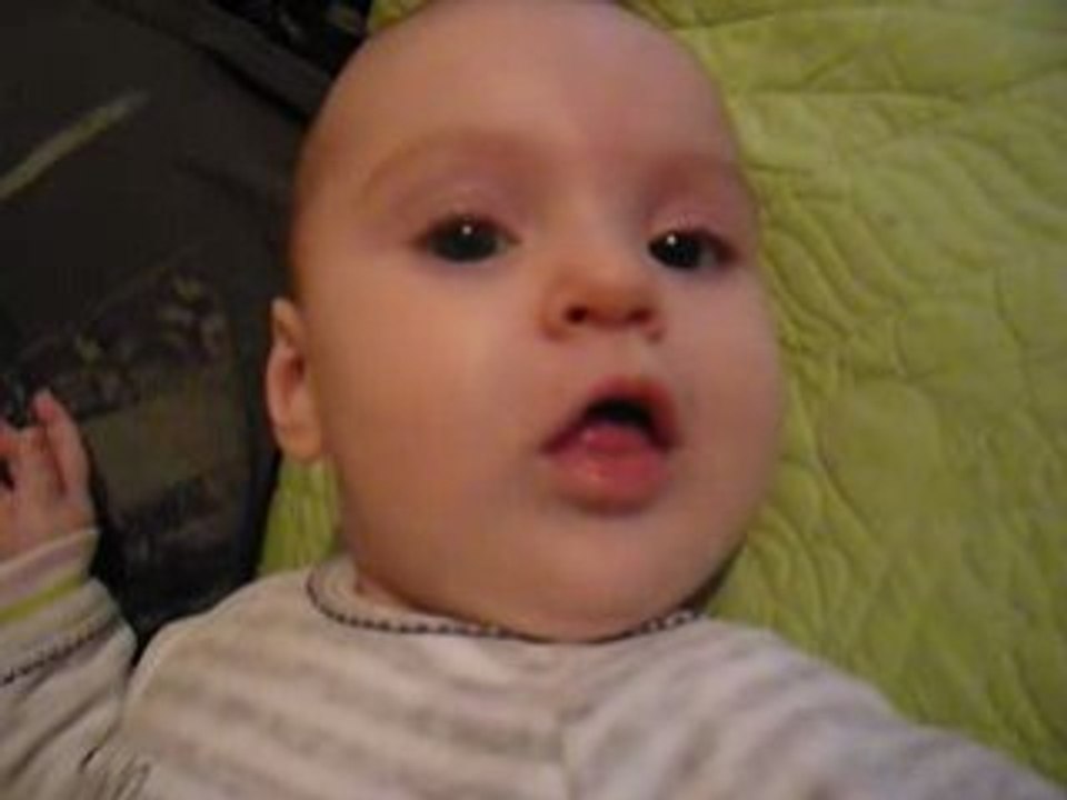 bébé fait des bulles